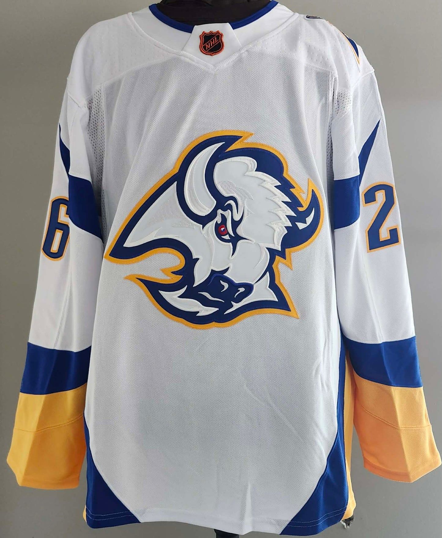Chandail autographié Rasmus Dahlin #26 Buffalo Sabres – mémorabilia LNH réplique Adidas certifié authentique | ESPACE B.R