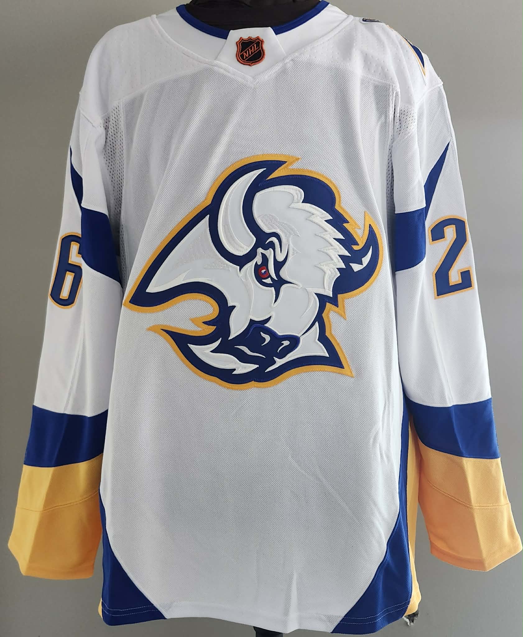 Chandail autographié Rasmus Dahlin #26 Buffalo Sabres – mémorabilia LNH réplique Adidas certifié authentique | ESPACE B.R